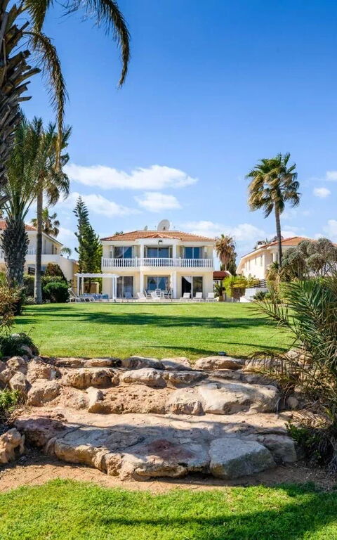 Royal Beachfront Villa: all'aperto, Esterni, Giardino