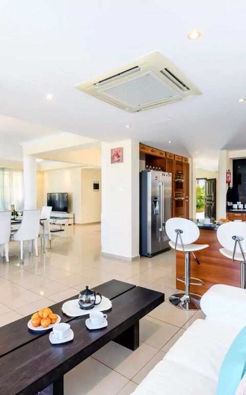 Royal Beachfront Villa: Sala da pranzo, Soggiorno
