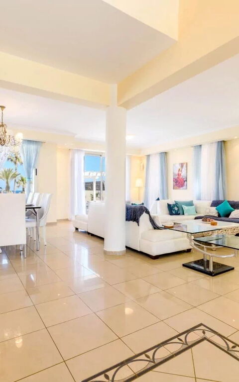 Royal Beachfront Villa: Sala da pranzo, Soggiorno
