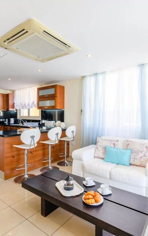 Royal Beachfront Villa: Cucina, Soggiorno