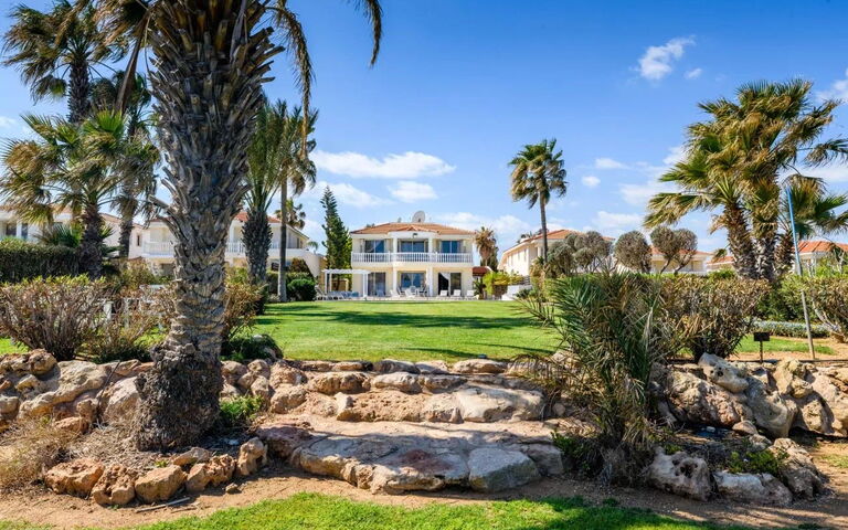 Royal Beachfront Villa: all'aperto, Esterni, Giardino