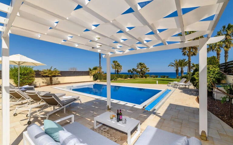 Royal Beachfront Villa: all'aperto, Esterni, Giardino, Piscina, Vista Panoramica