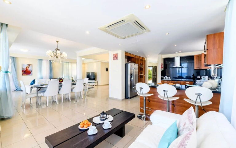 Royal Beachfront Villa: Sala da pranzo, Soggiorno