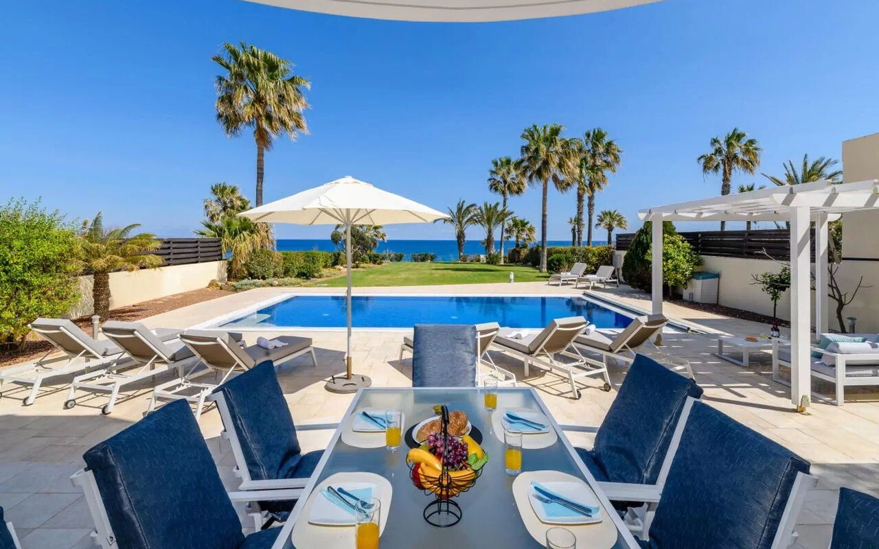 Royal Beachfront Villa: all'aperto, Esterni, Giardino, Piscina, Vista Panoramica