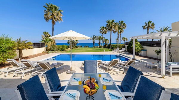 Royal Beachfront Villa: all'aperto, Esterni, Giardino, Piscina, Vista Panoramica
