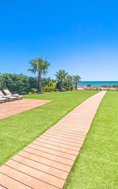 Serenity Seafront Villa: all'aperto, Esterni, Giardino