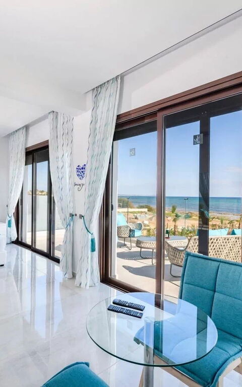 Serenity Seafront Villa: Camera da letto