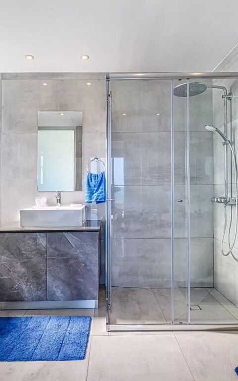 Serenity Seafront Villa: Bagno