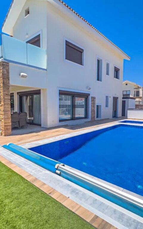 Serenity Seafront Villa: all'aperto, Esterni, Giardino, Piscina