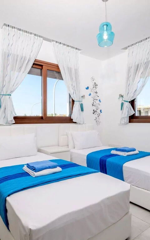 Serenity Seafront Villa: Camera da letto