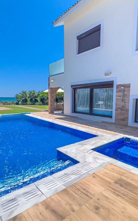 Serenity Seafront Villa: all'aperto, Esterni, Piscina