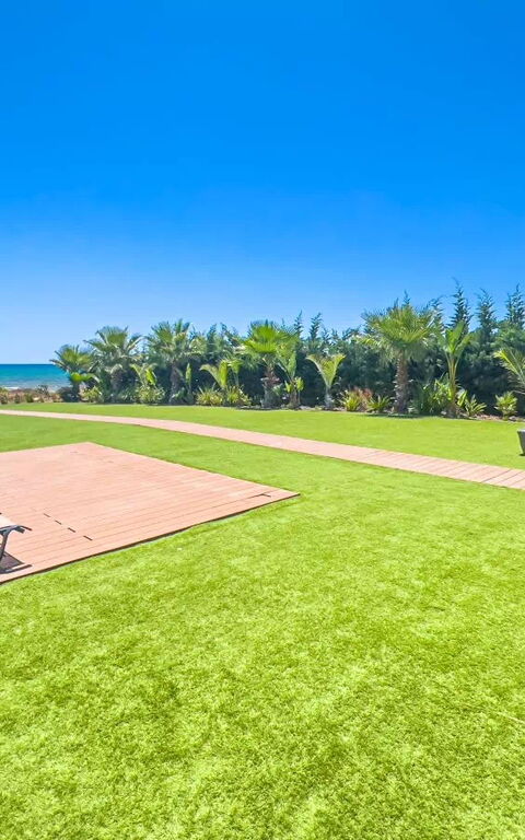 Serenity Seafront Villa: all'aperto, Esterni, Giardino