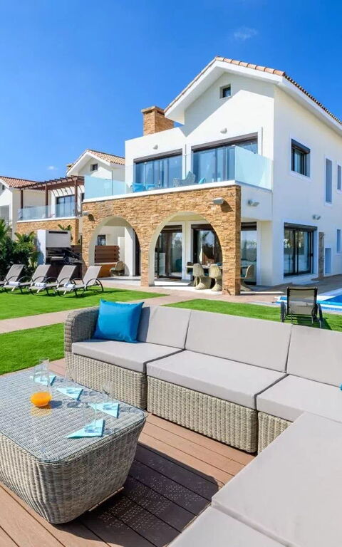 Serenity Seafront Villa: all'aperto, Esterni, Giardino, Piscina