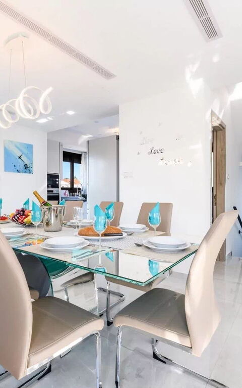 Serenity Seafront Villa: Sala da pranzo