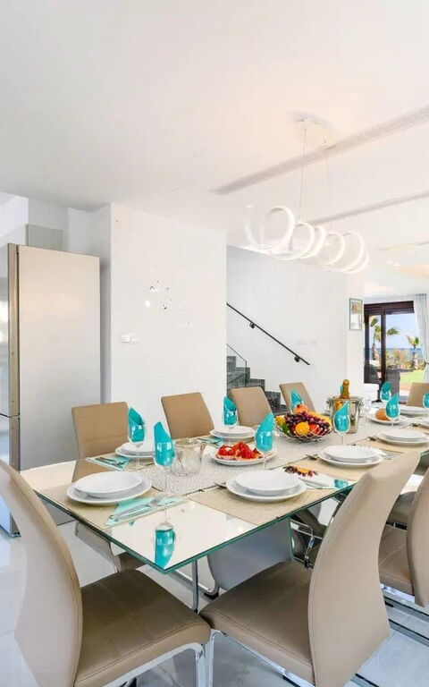 Serenity Seafront Villa: Sala da pranzo, Soggiorno