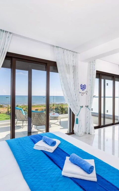 Serenity Seafront Villa: Camera da letto