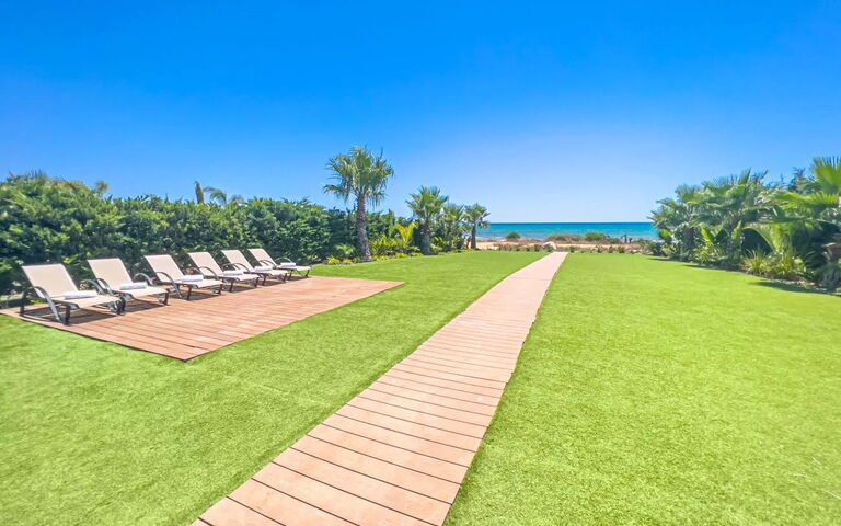 Serenity Seafront Villa: all'aperto, Esterni, Giardino