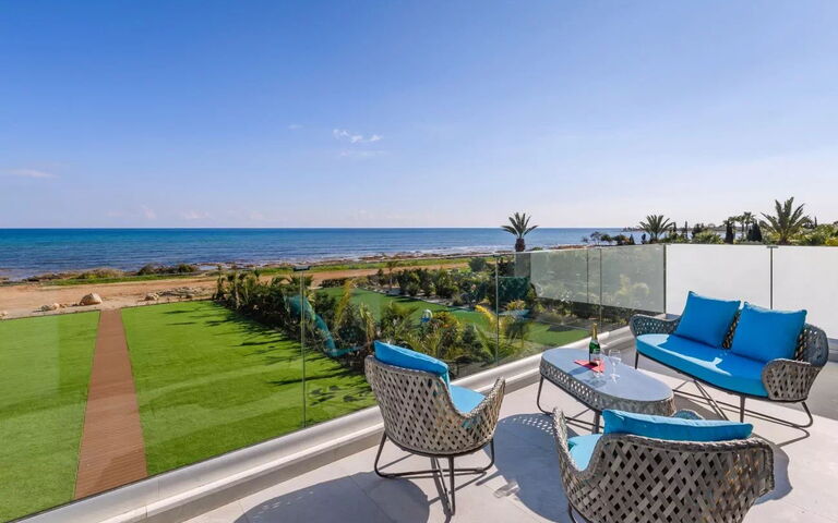 Serenity Seafront Villa: all'aperto, Balcone / Terrazza / Patio, Esterni, Giardino