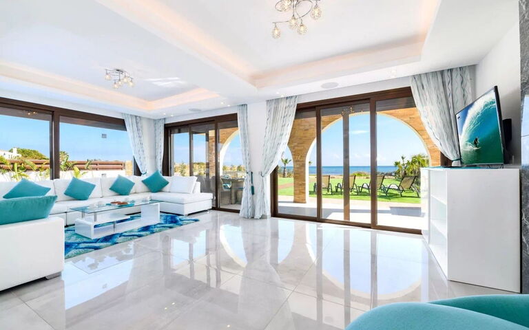 Serenity Seafront Villa: Soggiorno