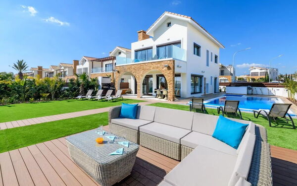 Serenity Seafront Villa: all'aperto, Esterni, Giardino, Piscina