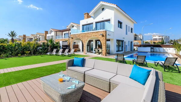 Serenity Seafront Villa: all'aperto, Esterni, Giardino, Piscina