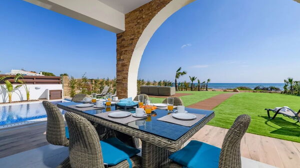 Serenity Seafront Villa: all'aperto, Balcone / Terrazza / Patio, Esterni