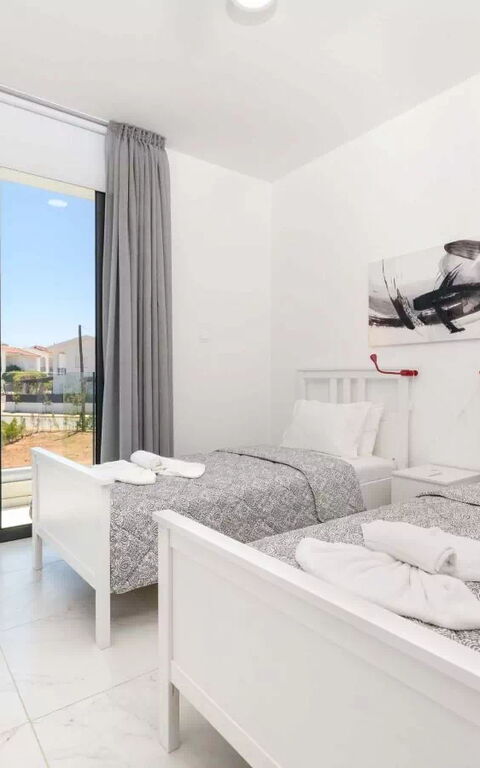 By the Beach - Royal Sapphire Villa: Camera da letto