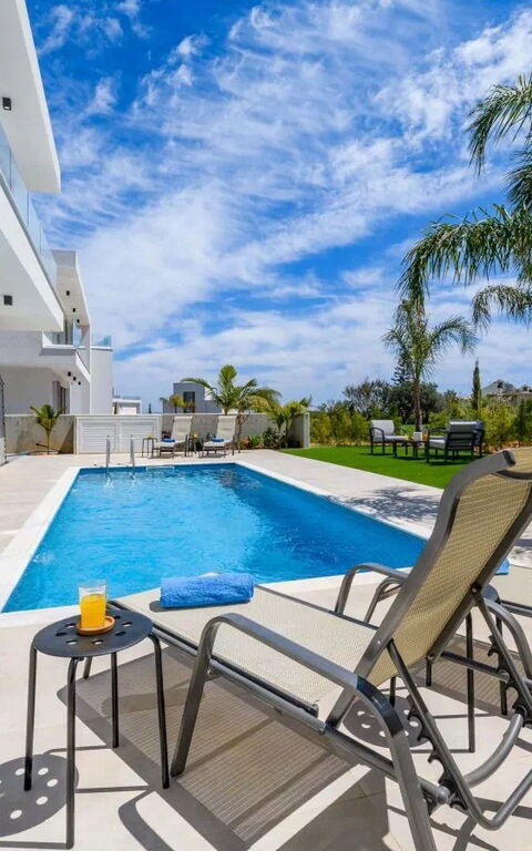 By the Beach - Royal Sapphire Villa: all'aperto, Esterni, Piscina