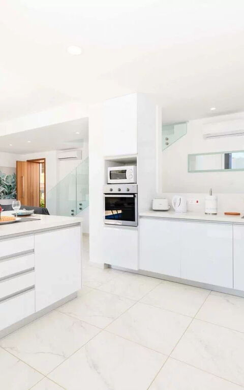 By the Beach - Royal Sapphire Villa: Cucina