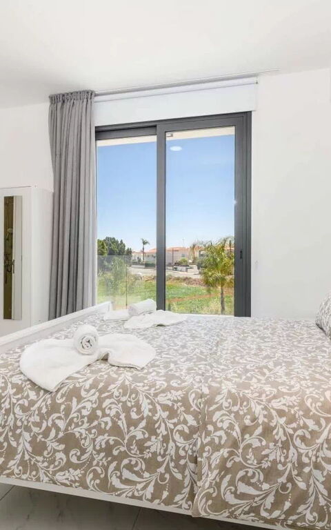 By the Beach - Royal Sapphire Villa: Camera da letto