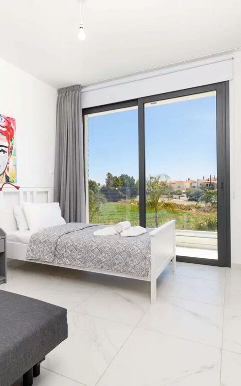 By the Beach - Royal Sapphire Villa: Camera da letto