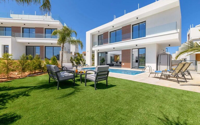 By the Beach - Royal Sapphire Villa: all'aperto, Esterni, Giardino, Piscina