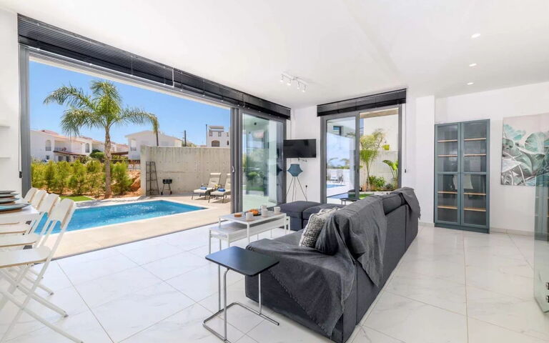 By the Beach - Royal Sapphire Villa: Soggiorno