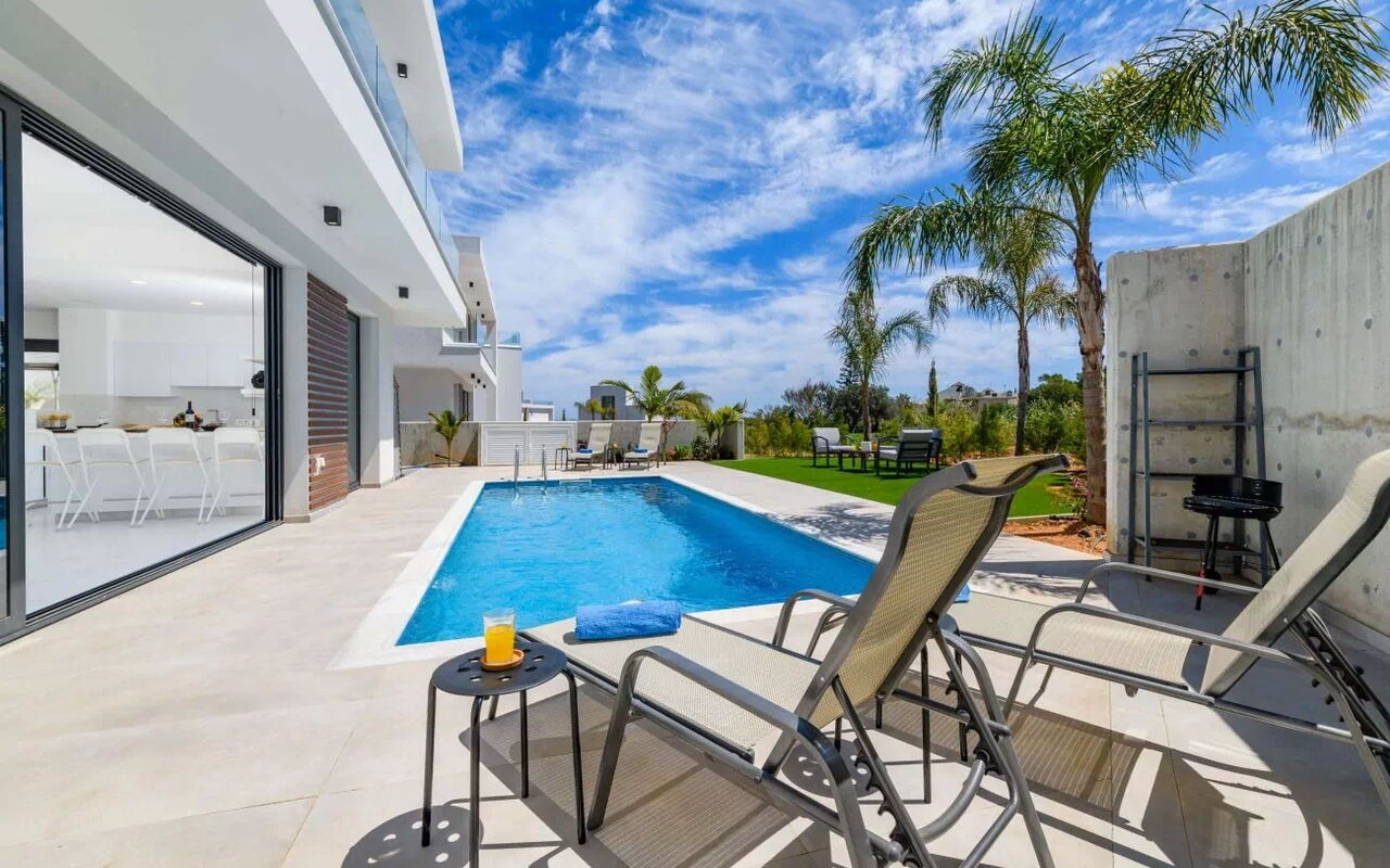 By the Beach - Royal Sapphire Villa: all'aperto, Esterni, Piscina