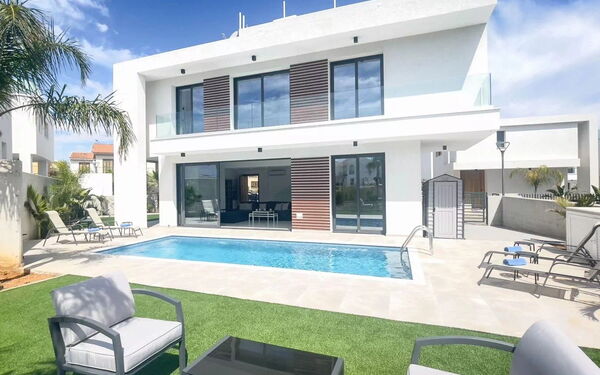 By the Beach - Royal Sapphire Villa: all'aperto, Esterni, Giardino, Piscina