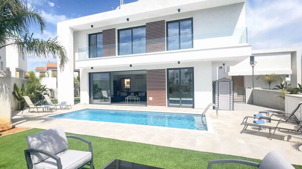 By the Beach - Royal Sapphire Villa: all'aperto, Esterni, Giardino, Piscina