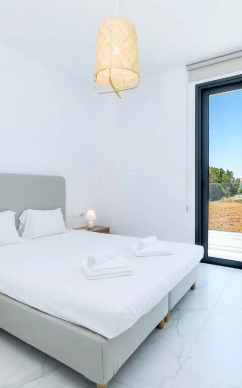 By the Beach - White Coral Villa: Camera da letto