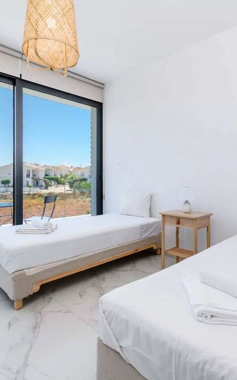By the Beach - White Coral Villa: Camera da letto