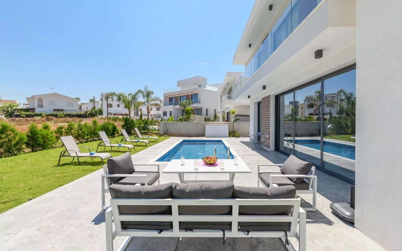 By the Beach - White Coral Villa: all'aperto, Esterni, Giardino, Piscina