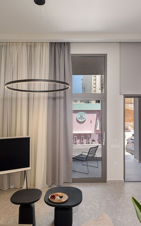 Ares Luxurious Residence: Soggiorno