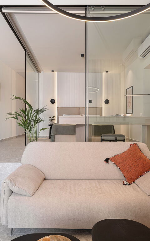 Ares Luxurious Residence: Soggiorno