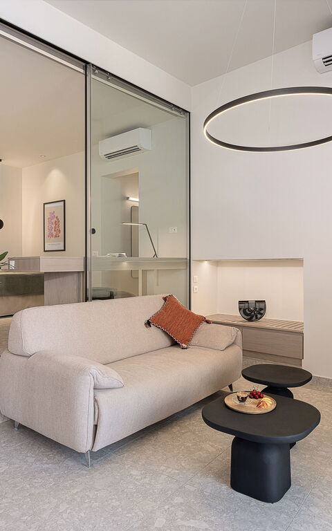Ares Luxurious Residence: Camera da letto, Soggiorno