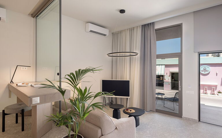 Ares Luxurious Residence: Soggiorno