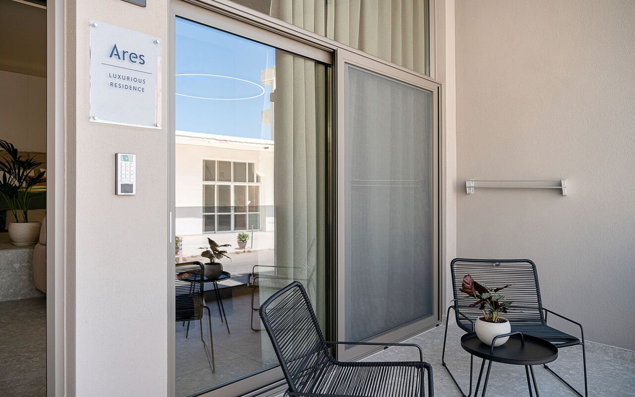 Ares Luxurious Residence: all'aperto, Balcone / Terrazza / Patio, Esterni