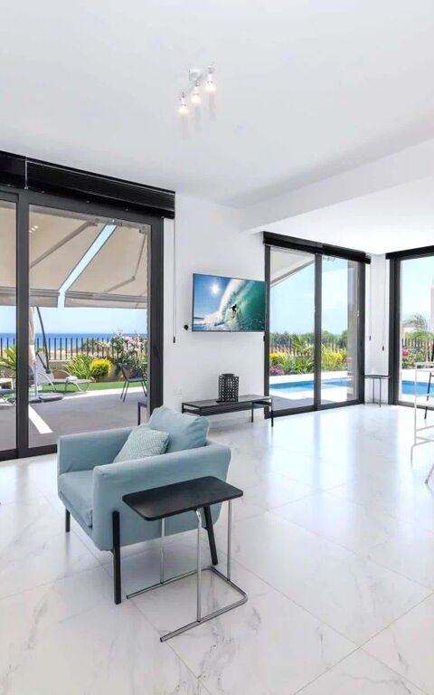 By the Beach - Emerald Seaview Villa: Soggiorno