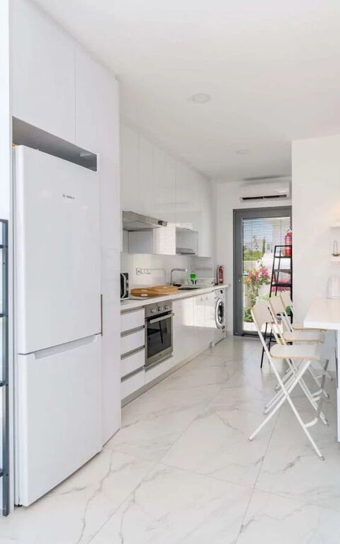 By the Beach - Emerald Seaview Villa: Cucina, Sala da pranzo