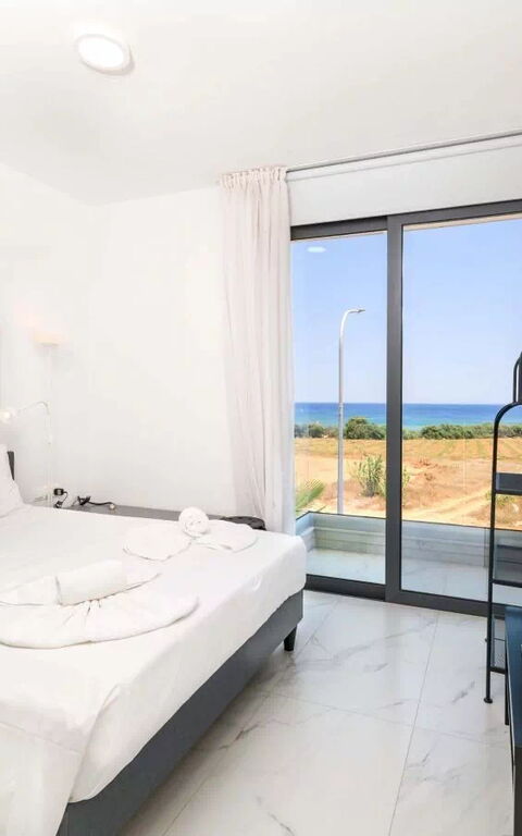 By the Beach - Emerald Seaview Villa: Camera da letto