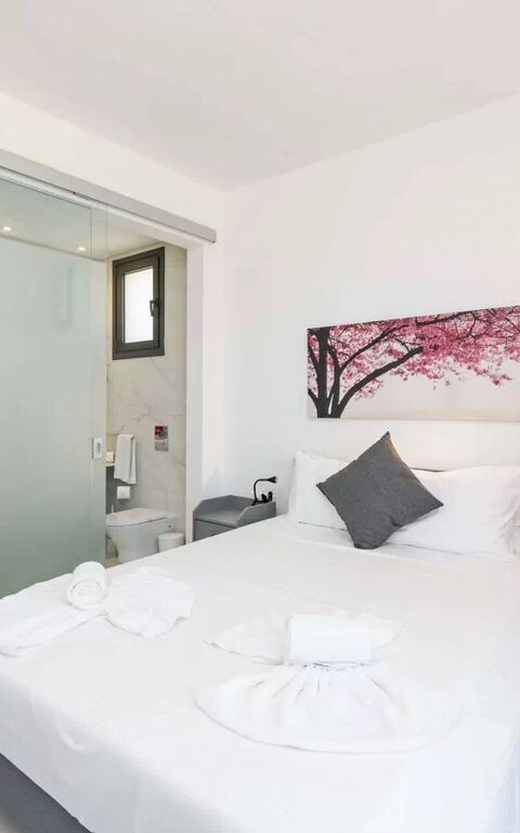 By the Beach - Emerald Seaview Villa: Camera da letto