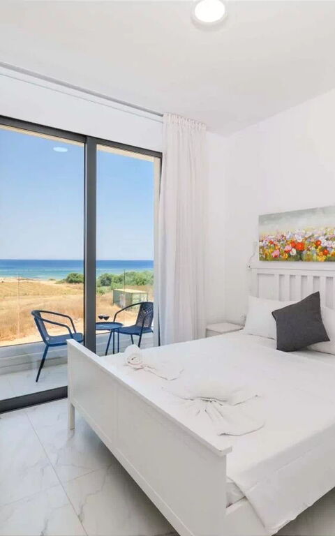 By the Beach - Emerald Seaview Villa: Camera da letto