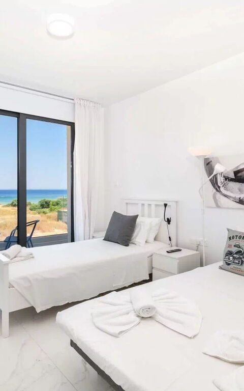 By the Beach - Emerald Seaview Villa: Camera da letto